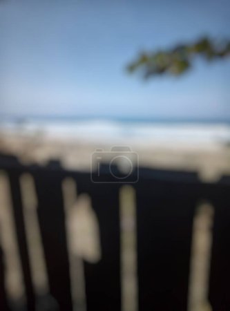 Retrato, hermosa vista de la playa desde la cabaña. La playa tiene el nombre de Long Beach o "Pantai Panjang" ubicado en Bengkulu, Indonesia. Desenfoque, bokeh.