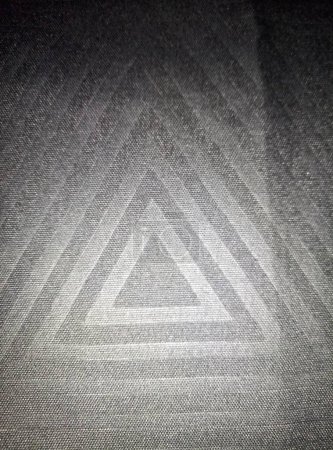 El motivo o símbolo triangular del diseño de una camisa koko, textura. Triángulo texturizado