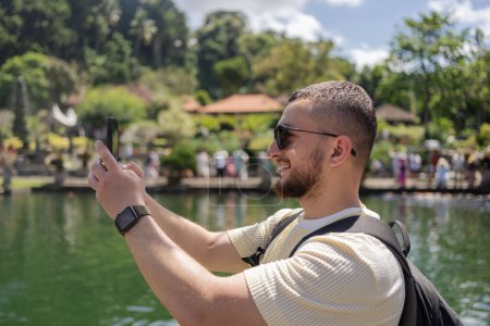 Téléchargez les photos : Touriste homme dans tirtagannga palais de l'eau. Bali, Indonésie - en image libre de droit