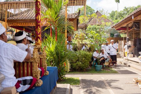 Téléchargez les photos : BALI, INDONÉSIE - 12 mai 2023. Cérémonie balinaise au temple d'Ubud - en image libre de droit
