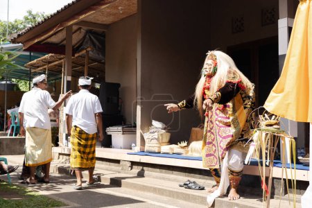 Téléchargez les photos : Bali, Indonésie, le 12 mai 2023. Cérémonie de danse rituelle au temple d'Ubud, Bali, Indonésie - en image libre de droit