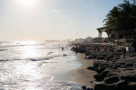 Téléchargez les photos : Coucher de soleil sur la plage de Bali - en image libre de droit