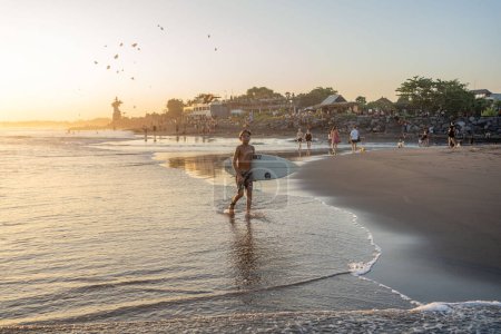Téléchargez les photos : Coucher de soleil sur la plage Bali Indonésie. - en image libre de droit