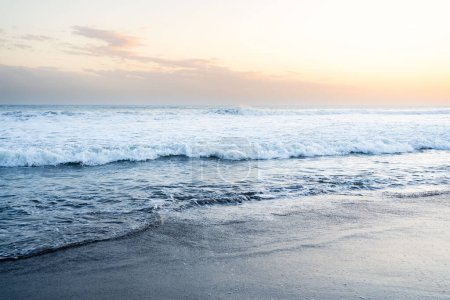Foto de Puesta de sol en la playa del océano Bali. - Imagen libre de derechos