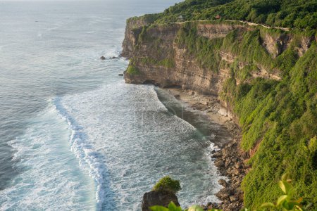 Foto de Vista del templo de Uluwatu de la cima del acantilado, en Uluwatu, Bali, Indonesia, paisaje oceánico. - Imagen libre de derechos