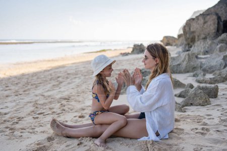 Foto de Madre e hija pasan tiempo en la playa. Amor, felicidad, concepto familiar - Imagen libre de derechos
