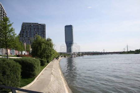 Promenade Sava mit Blick auf den Waterfront Tower
