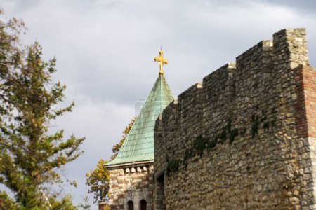 vue sur le dôme d'une petite belle église rectangulaire dans le cercle de fortification