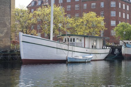altes Boot als Touristenattraktion im Hafen verankert