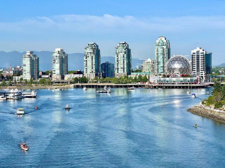 Foto de Vancouver Skyline desde British Columbia Bridge en Vancouver, BC, Canadá - Imagen libre de derechos