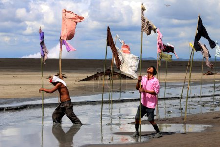 Téléchargez les photos : Installation artistique dans la coulée de boue Lapindo à Sidoarjo, Java oriental - en image libre de droit