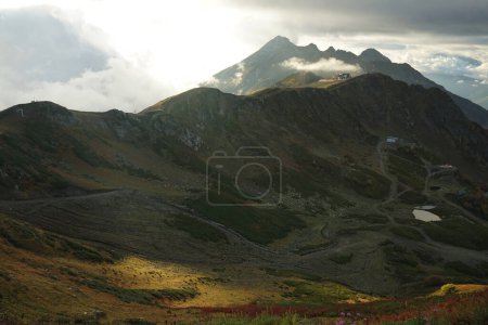 Foto de Vista panorámica de las altas montañas en los rayos del sol poniente - Imagen libre de derechos