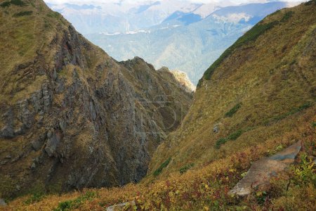 Foto de Valle de las altas montañas en clima claro en otoño - Imagen libre de derechos