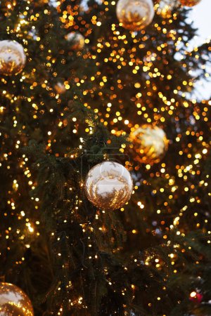 Foto de Bolas de Navidad doradas en un árbol de Navidad - Imagen libre de derechos