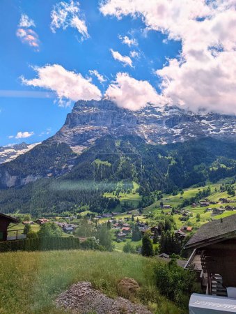 Téléchargez les photos : Vue du mont Eiger depuis le village de Vue du mont Eiger depuis le village de Grindelwald - en image libre de droit