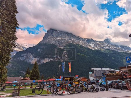 Téléchargez les photos : Grindelwald, Suisse - 05-06-22 : Cyclisme dans les montagnes suisses - en image libre de droit