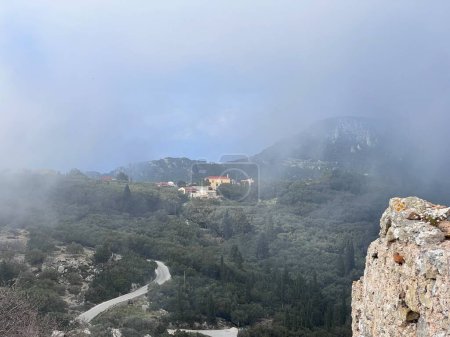 Téléchargez les photos : Vue de la colline Angelokastro dans les serpantines de Corfou. Photo de haute qualité - en image libre de droit