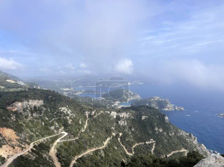 Foto de Vista desde la colina Angelokastro en serpantines de Corfú. Foto de alta calidad - Imagen libre de derechos