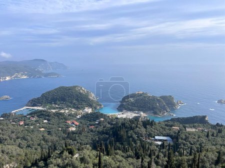 Foto de Vista desde la colina Angelokastro en Corfú serpantines playa Kastelli. Foto de alta calidad - Imagen libre de derechos