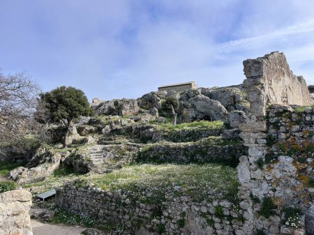 Foto de Antiguas ruinas de piedra de la fortaleza del acantilado Angelocastro, isla de Corfú, Grecia. Foto de alta calidad - Imagen libre de derechos