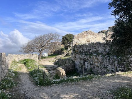Foto de Antiguas ruinas de piedra de la fortaleza del acantilado Angelocastro, isla de Corfú, Grecia. Foto de alta calidad. Foto de alta calidad - Imagen libre de derechos