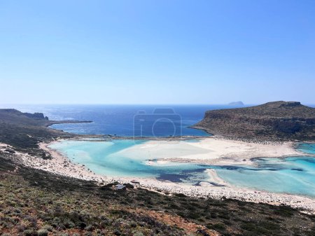 Laguna de Balos en la isla de Creta, Grecia. Los turistas se relajan y se bañan en aguas cristalinas de la playa de Balos. Foto de alta calidad