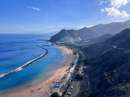 Vue de dessus de la plage de Las Teresitas avec sable jaune. Près de la ville de Santa Cruz de Tenerife, Tenerife, îles Canaries. Photo de haute qualité