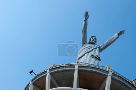 Foto de La estatua de Jesús Bendición en el sitio Buntu Burake en Makale, Tana Toraja, Indonesia.Tana Toraja situado en el sur de Sulawesi es uno de los puntos culminantes del turismo de Indonesia. La región es famosa por su cultura y costumbre local, especialmente cuando los Torajans h - Imagen libre de derechos