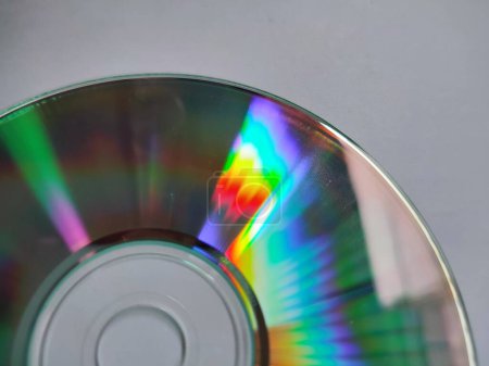 CDs, die Licht ausgesetzt sind und bunte Farben abgeben, werden auf weißem Hintergrund isoliert