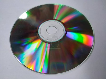 Foto de Los CD que están expuestos a la luz y emiten colores coloridos están aislados sobre un fondo blanco - Imagen libre de derechos