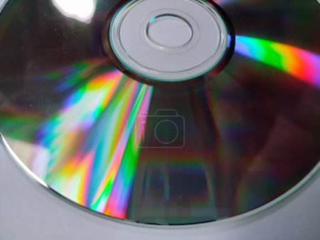CDs, die Licht ausgesetzt sind und bunte Farben abgeben, werden auf weißem Hintergrund isoliert