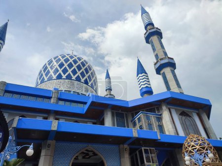Le dôme bleu de la mosquée a un fond de ciel et de nuages