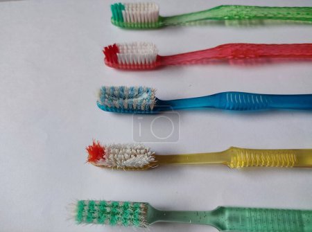Téléchargez les photos : Brosses à dents sur fond blanc
. - en image libre de droit