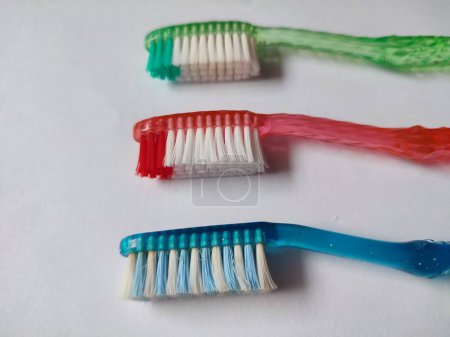 Téléchargez les photos : Brosses à dents sur fond blanc
. - en image libre de droit