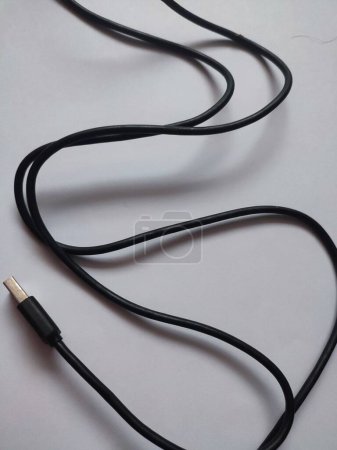 cable de datos negro aislado en blanco