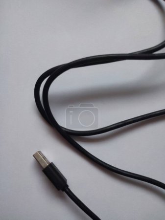 Téléchargez les photos : Câble de données noir isolé sur blanc - en image libre de droit