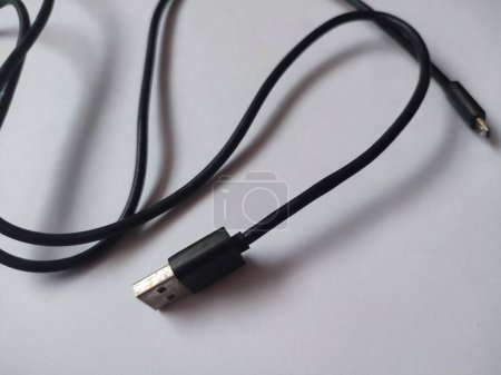 Foto de Cable de datos negro aislado en blanco - Imagen libre de derechos