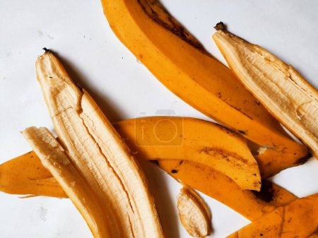 Téléchargez les photos : Peau de banane isolée sur fond blanc - en image libre de droit