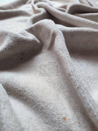 Textur, Muster, Hintergrund des schmutzigen weißen Handtuchs, das dem Sonnenlicht ausgesetzt ist