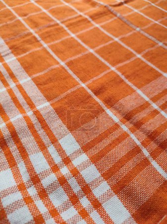 Foto de Primer plano de servilleta a cuadros blanco anaranjado o textura de mantel de picnic, accesorios de cocina. - Imagen libre de derechos