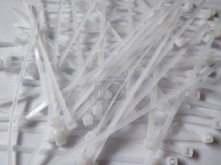 Lazos de cable de plástico blanco aislados sobre un fondo blanco