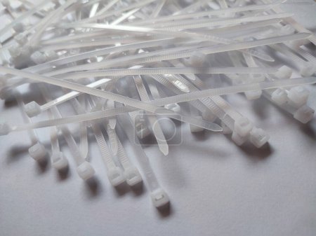 Foto de Lazos de cable de plástico blanco aislados sobre un fondo blanco - Imagen libre de derechos