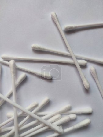 Foto de Bastones de algodón aislados sobre el fondo de papel blanco - Imagen libre de derechos