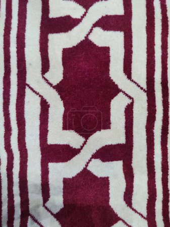 Foto de Detalle de una alfombra en una mezquita, Tela con un patrón de líneas rojas y blancas. - Imagen libre de derechos