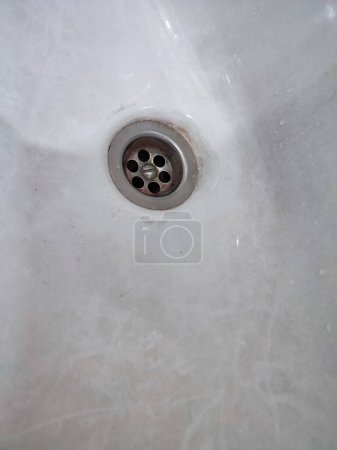 Desagüe del lavabo de metal aislado en blanco. Fregadero en la cocina