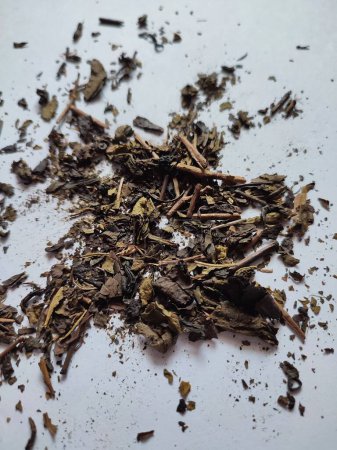 Foto de Hojas de té secas listas para el consumo aisladas sobre fondo blanco - Imagen libre de derechos
