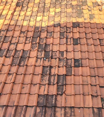  Textur, Muster oder Anordnung von braunen Ziegeln auf einem Haus, Dachziegel