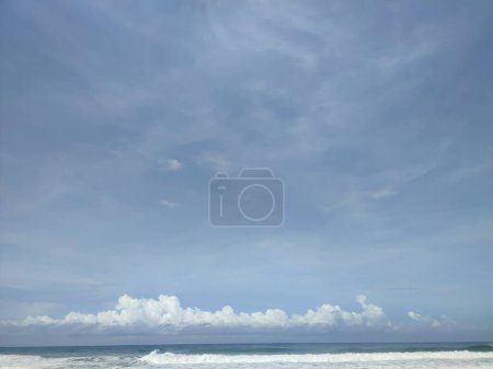 Foto de Hermosa playa tropical con cielo azul y nubes blancas fondo de textura abstracta, Vista del mar de playa en la luz del sol en el verano - Imagen libre de derechos