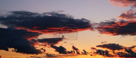 Foto de Una vista panorámica de una puesta de sol Sinfonía colorida y nublada - Imagen libre de derechos