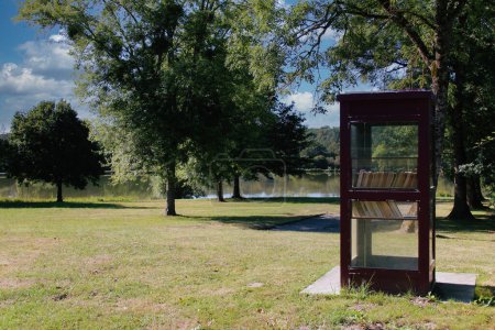 Téléchargez les photos : Une cabane de bibliothèque gratuite près d'un lac dans un parc - en image libre de droit